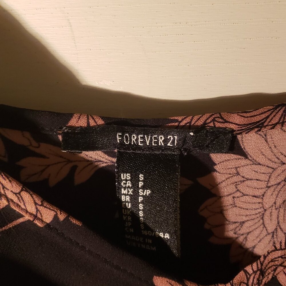 F21 Ruffle Top - Picture 2 of 2